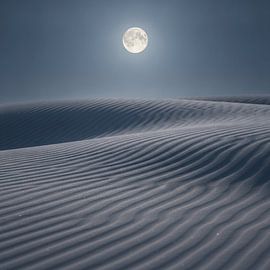 Mondbeschienene Wellen im Sand von Artistic