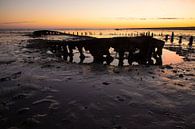 Scheepswrak bij zonsopkomst bij de Waddenzee van Gert Hilbink thumbnail