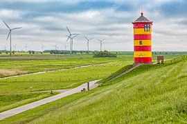 De vuurtoren van Pilsum aan de Noordzeekust van Duitsland. van Jan Schneckenhaus