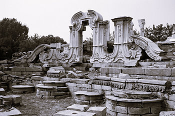 Close-upfoto’s van de ruïnes van Xiyang Lou – Fallen Empires Art