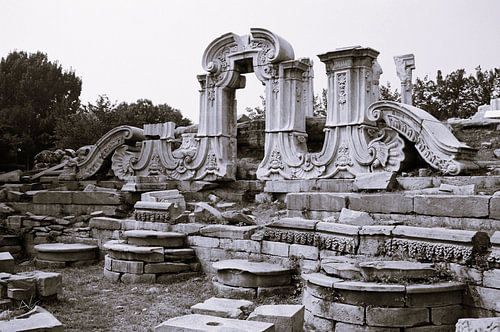 Close-upfoto’s van de ruïnes van Xiyang Lou – Fallen Empires Art