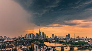 Des averses de pluie approchent de Francfort-sur-le-Main sur Henk Meijer Photography