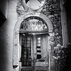 Zwart-wit foto van een oude deur in Kreta, Griekenland | Reis- & Straatfotografie van Diana van Neck Photography