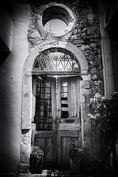 Schwarz-Weiß-Foto einer alten Tür auf Kreta, Griechenland | Reise- und Straßenfotografie von Diana van Neck Photography