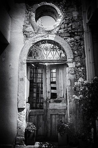 Zwart-wit foto van een oude deur in Kreta, Griekenland | Reis- &amp; Straatfotografie