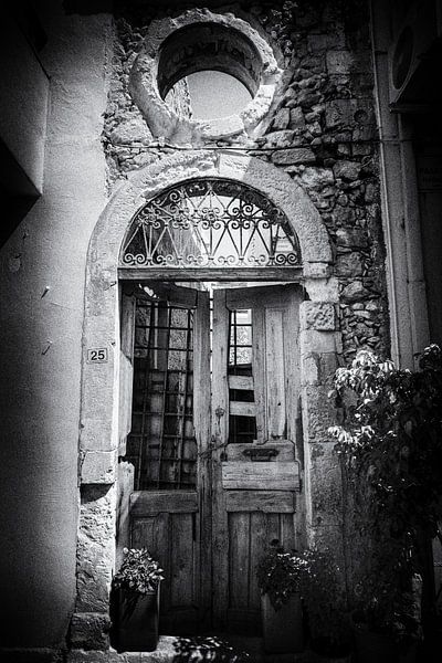 Kreta | Griechische alte Tür in Schwarz und Weiß | Reisefotografie von Diana van Neck Photography