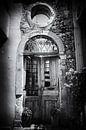 Zwart-wit foto van een oude deur in Kreta, Griekenland | Reis- & Straatfotografie van Diana van Neck Photography thumbnail