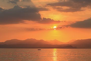 Oranje zonsondergang, Manerba, Gardameer. van FotoBob