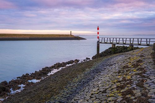 Zachte zonsopgang in de haven van Sander Poppe