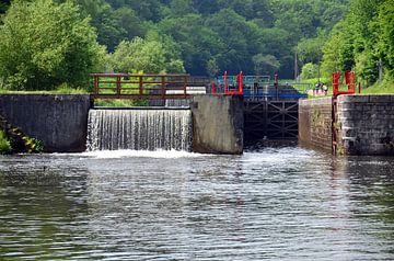 Stuw met sluis en sluisdeur in de rivier de Yonne in de Bourgogne, Frankrijk van Gert Bunt