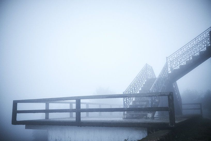 trap in de mist in de Vietnamese heuvels van Karel Ham