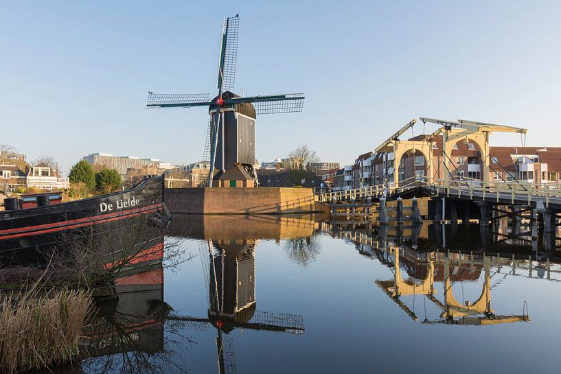 Die Rembrandt Brücke und die Mühle De Put in Leiden von Charlene van Koesveld