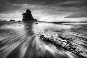 Côte du Portugal au coucher du soleil en noir et blanc. sur Manfred Voss, Schwarz-weiss Fotografie