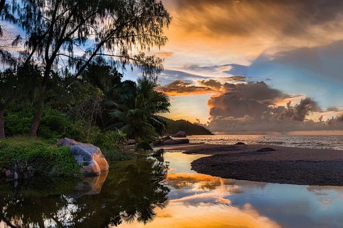 Zonsondergang op het strand van Praslin op de Seychellen.