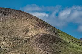 Afgesleten ronding van een gedoofde vulkaan op Lanzarote van Harrie Muis