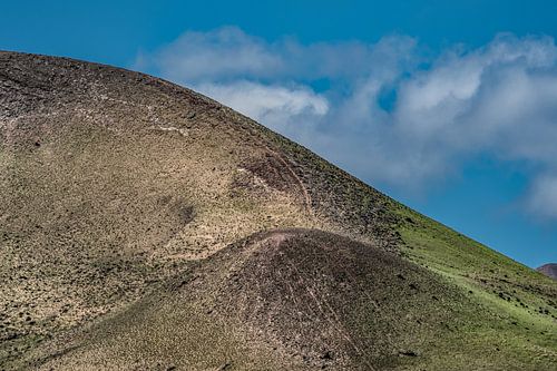 Afgesleten ronding van een gedoofde vulkaan op Lanzarote