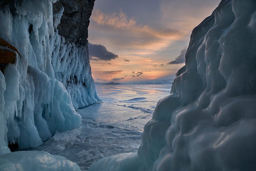 Baikalmeer bij zonsondergang. van Jeroen Florijn