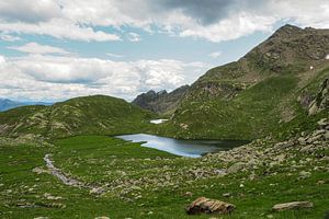 Hochalpine Bergseen und beeindruckende Gipfelkulisse in der ursprünglichen Natur der Meraner Seeplatte in Südtirol.