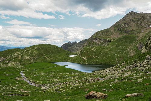 Hooggelegen bergmeren en indrukwekkende bergtoppen in de ongerepte natuur van het Meraner Seeplatte in Zuid-Tirol.