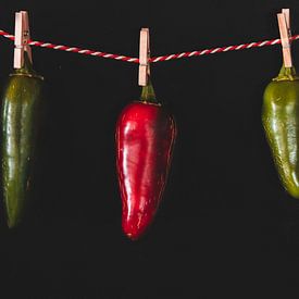 Tanzende Chilis rot und grün von Merel Tuk