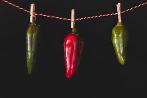 Dansende pepers rood en groen van Merel Tuk