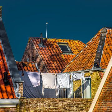 Oud Hollands gebruik- Maandag wasdag tussen de oranje dakpannen. van Harrie Muis