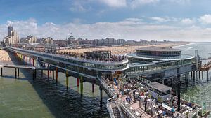 De Scheveningen Pier en het strand bij het Grand Hotel Kurhaus, Scheveningen,  Zuid-Holland van Rene van der Meer