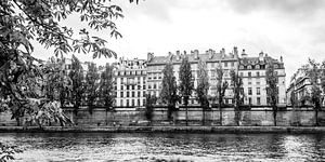 Bâtiments historiques en noir et blanc le long de la Seine à Paris.