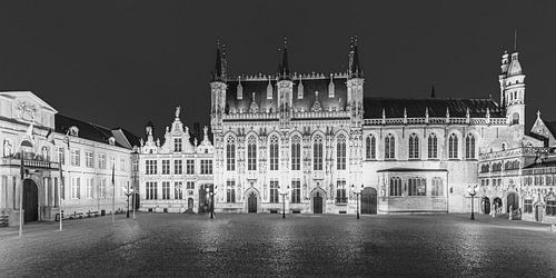 Burgplatz mit dem Rathaus in Brügge bei Nacht - Belgien von Werner Dieterich