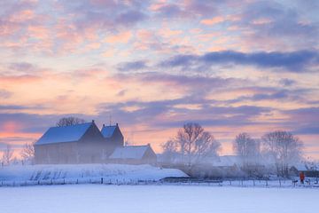 La célèbre église d'Ezinge dans un paysage d'hiver blanc avec un beau lever de soleil à Groningue. sur Bas Meelker