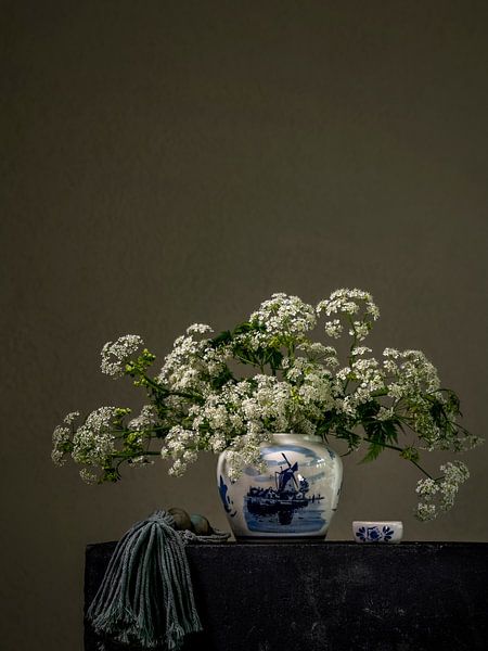 Delfter Blau Stilleben mit Blumen. 2 von Alie Ekkelenkamp