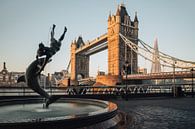 Mädchen mit dem Delphin und der Tower Bridge, London. von Lorena Cirstea Miniaturansicht