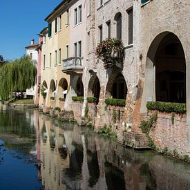 Weerspiegeling in Canale dei Buranelli in Treviso van Jolanda van Eek en Ron de Jong