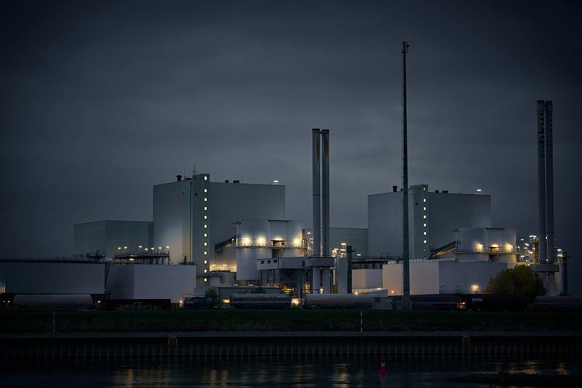 Waste-to-energy plant on the banks of the Elbe by Heiko Kueverling