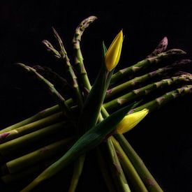 Bloemstuk met tulpen en groene asperges van jacky weckx