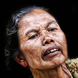 Frau auf Bali von Ewout Paulusma
