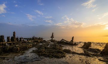 shipwreck sunrise by Rob Bout