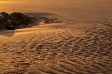 De vormen van het getijde | zand | zonsondergang | glinster van Femke Ketelaar