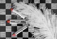 Lippenstifte auf einem Schachbrett schwarz weiß rot Farbakzent