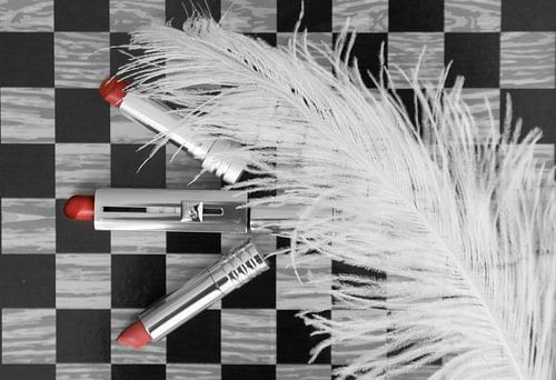 rouges à lèvres sur un damier noir blanc rouge accentué
