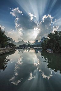 Hemelse wolken boven het karst gebergte Xingping,Yangshuo (China ) van Gregory Michiels Photography