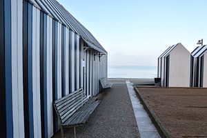 Blauw wit gestreepte badhuisjes aan de kust van Normandië. Reisfotografie van Christa Stroo fotografie