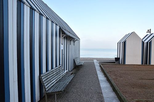 Bains de mer à rayures bleues et blanches sur la côte normande.e.
