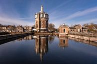 Weerspiegeling van historische watertoren in een wijk in Rotterdam, Nederland van Tjeerd Kruse thumbnail