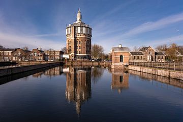 Weerspiegeling van historische watertoren in een wijk in Rotterdam, Nederland van Tjeerd Kruse