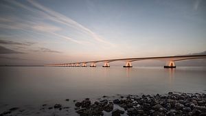 Zeeland-Brücke bei Sonnenuntergang von Jan Jongejan