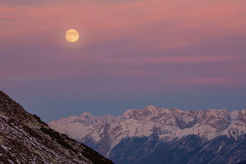 Farbenfrohe Engadiner Berge mit Vollmond am Flüelapass Winter von Martin Steiner
