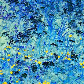 Boterbloemen in blauw behang van Corinne Welp