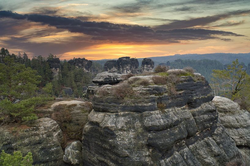 Rotsen in het Elbezandsteengebergte bij zonsondergang op de Bastei van Martin Köbsch