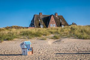 Strandkorb und Reetdachhaus am Oststrand von List, Sylt